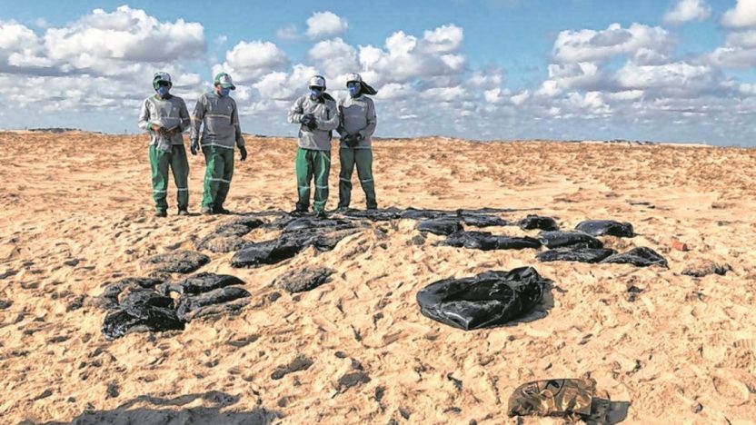 limpeza óleo vazado nas praias do nordeste
