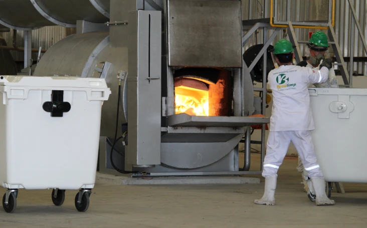 Incinerador queimando resíduos não recicláveis